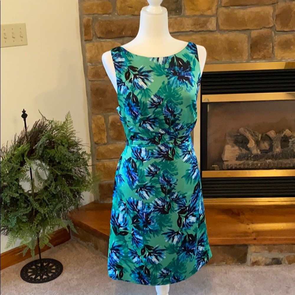 Dress with zip back and tie back.